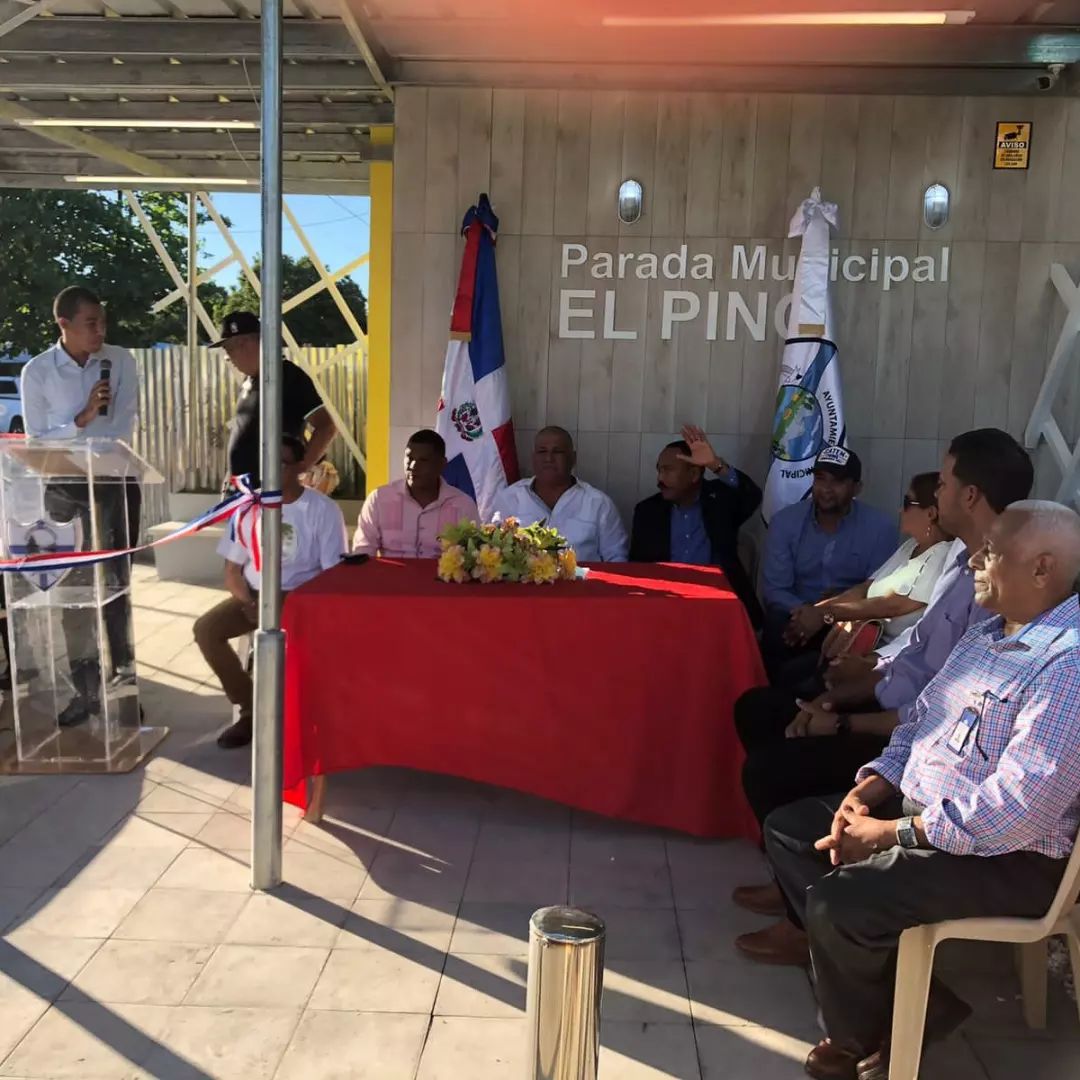 Ayuntamiento Municipal y Fundación El Pino Es Nuestro Mundo inauguran Parada Municipal.